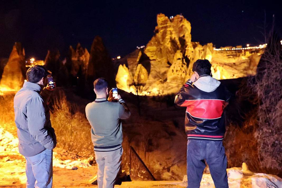 Beyaza bürünen Kapadokya büyüledi! Şehrin ışıkları geceyi aydınlattı 8